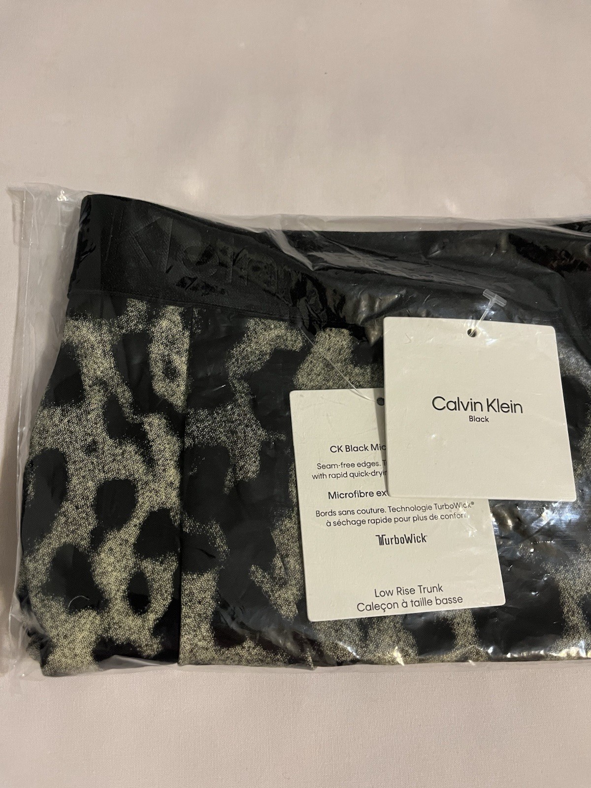 🩲 NWT Size: S,M, L Calvin Klein Men’s Black Print LOW RISE TRUNK Underwear