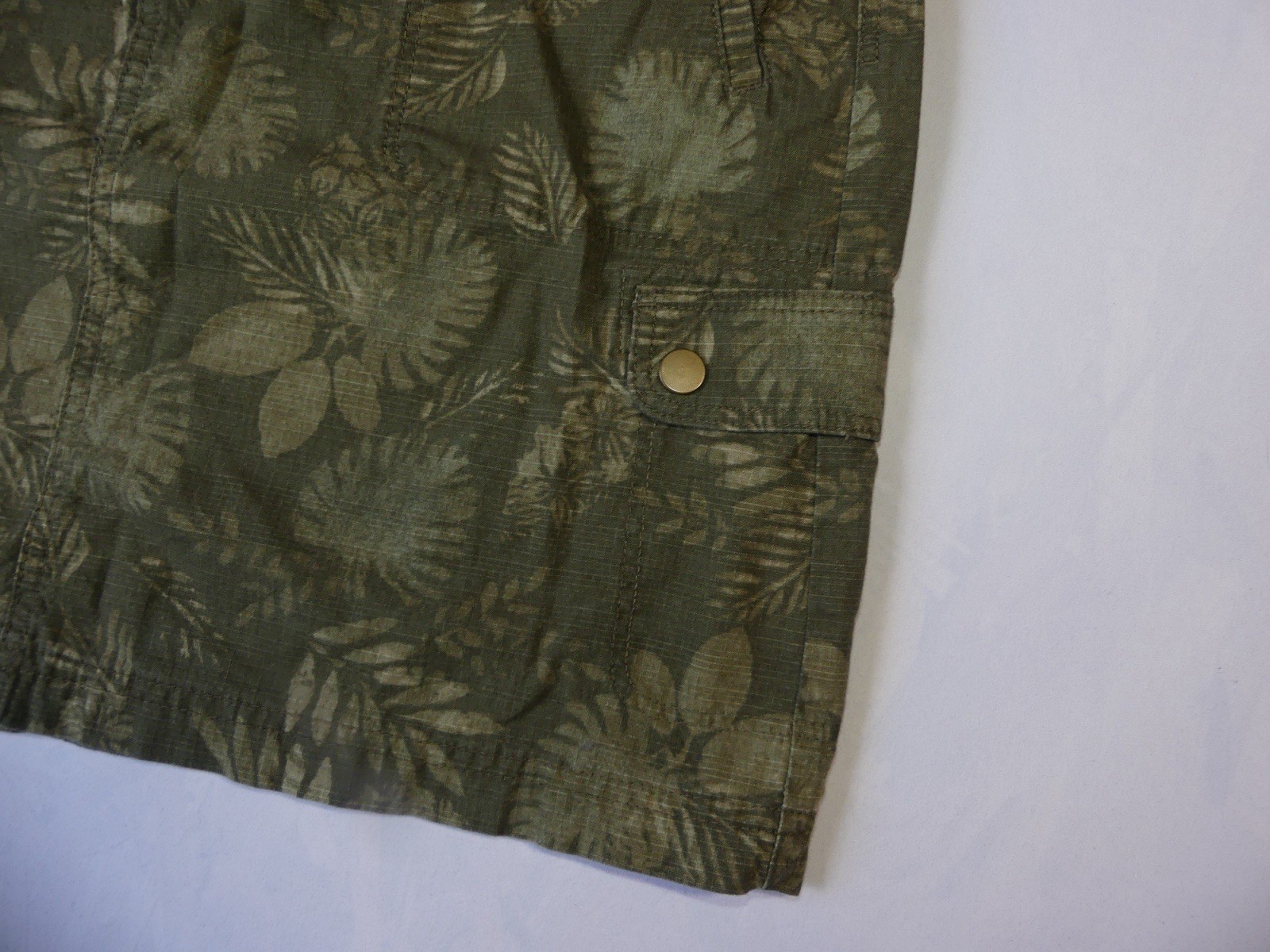 L.L.Bean green cargo skirt with leaf pattern. Size: 6 with pockets and zipper