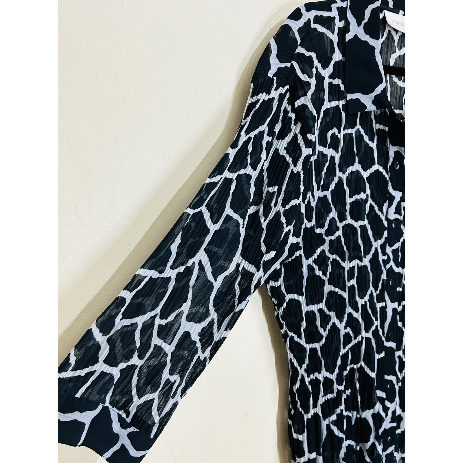 Chico’s Button Front Tunic Womens 3 Black White Excellent Giraffe Pleated Top