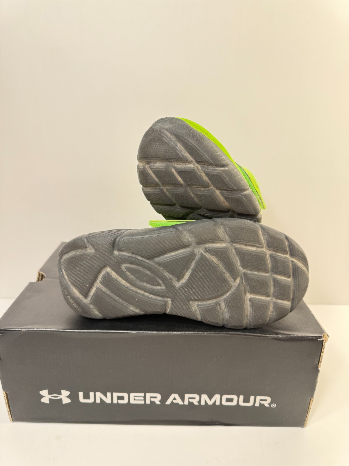 17. Under Armour Boys’ Grade School Flash, (389) Hyper Green/Black, 3.5 Youths