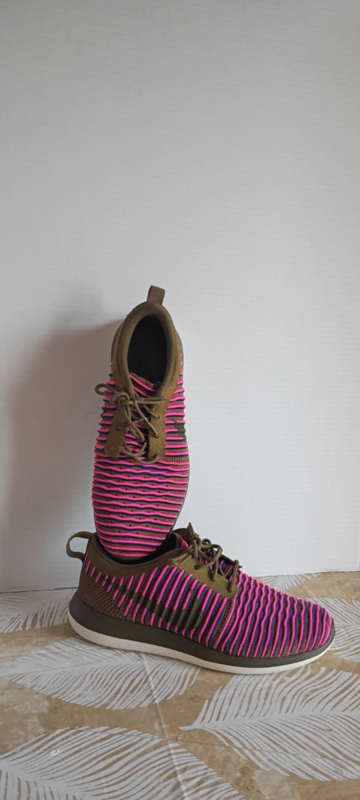 Nike Low Top Striped Pink/Green Lace-Up Athletic Sneaker Teens