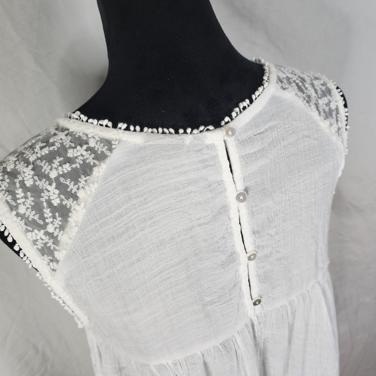 NEW DIRECTIONS Size Medium Dainty Floral Embroidered White Crochet Lace Blouse