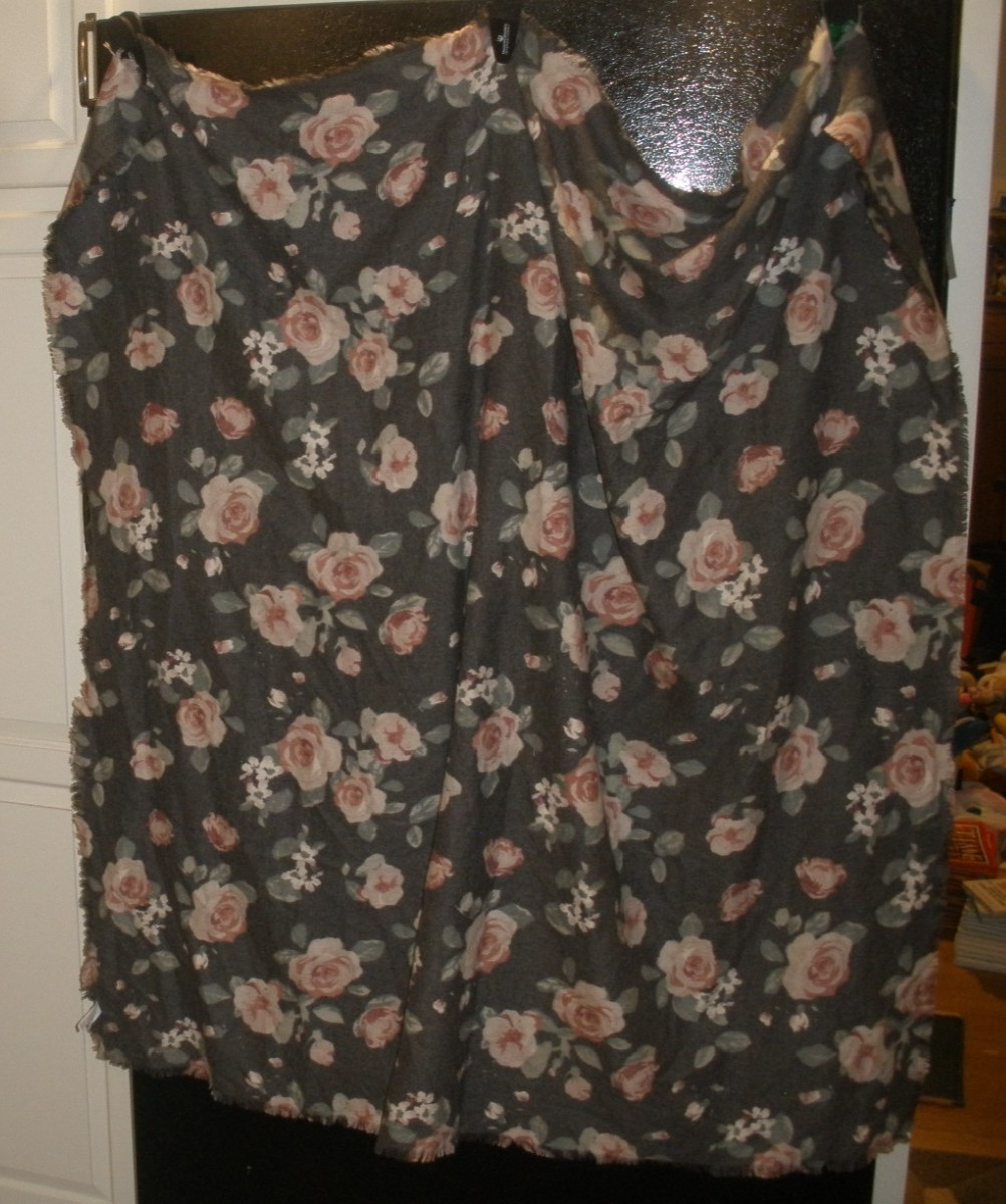 Women’s Scarf Lauren Conrad 68% Polyester 32% Rayon Gray w/floral Design