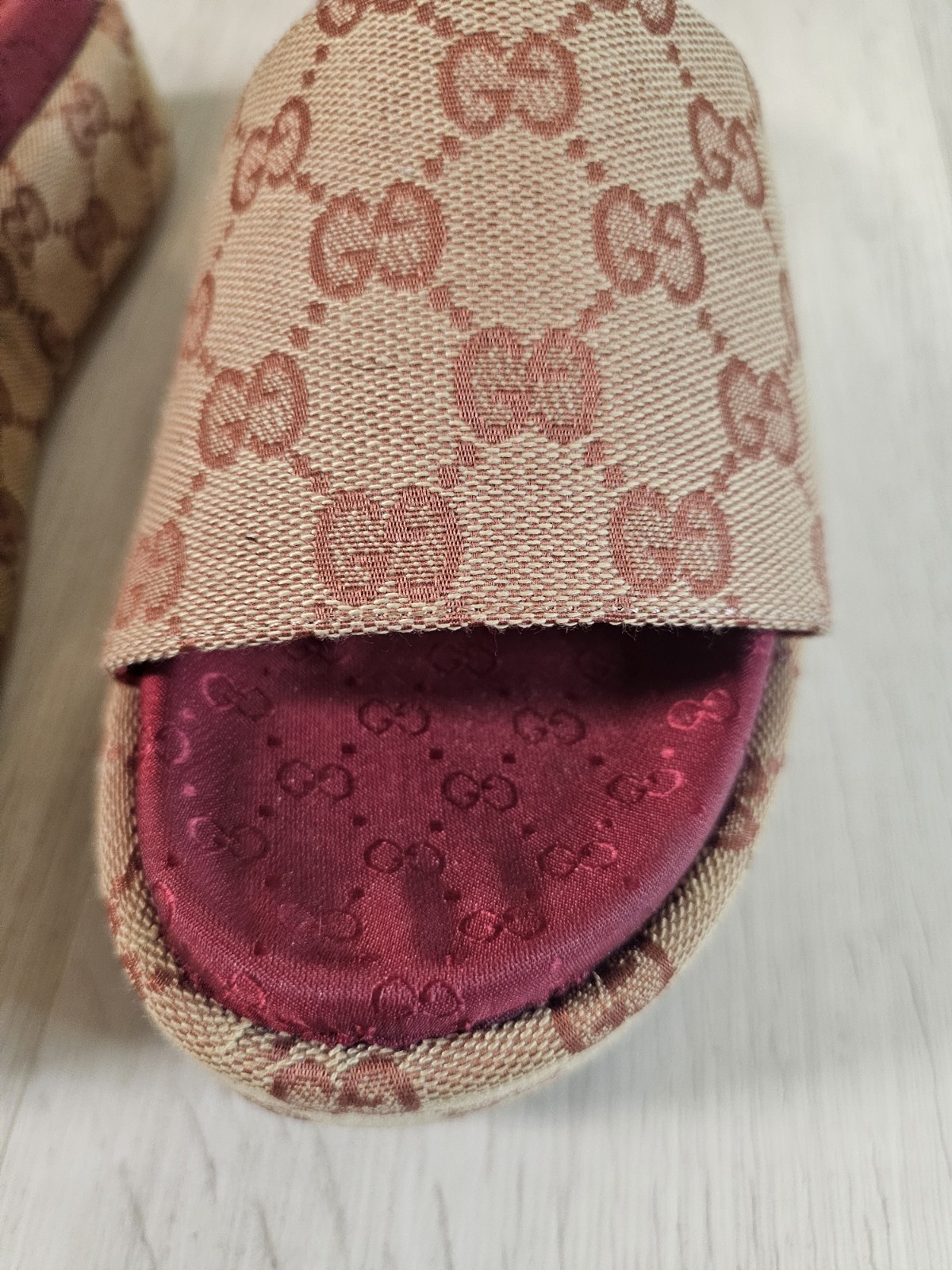 Gucci Angelina Burgundy GG Monogram Logo Platform Slide Sandal EU 37 US 7