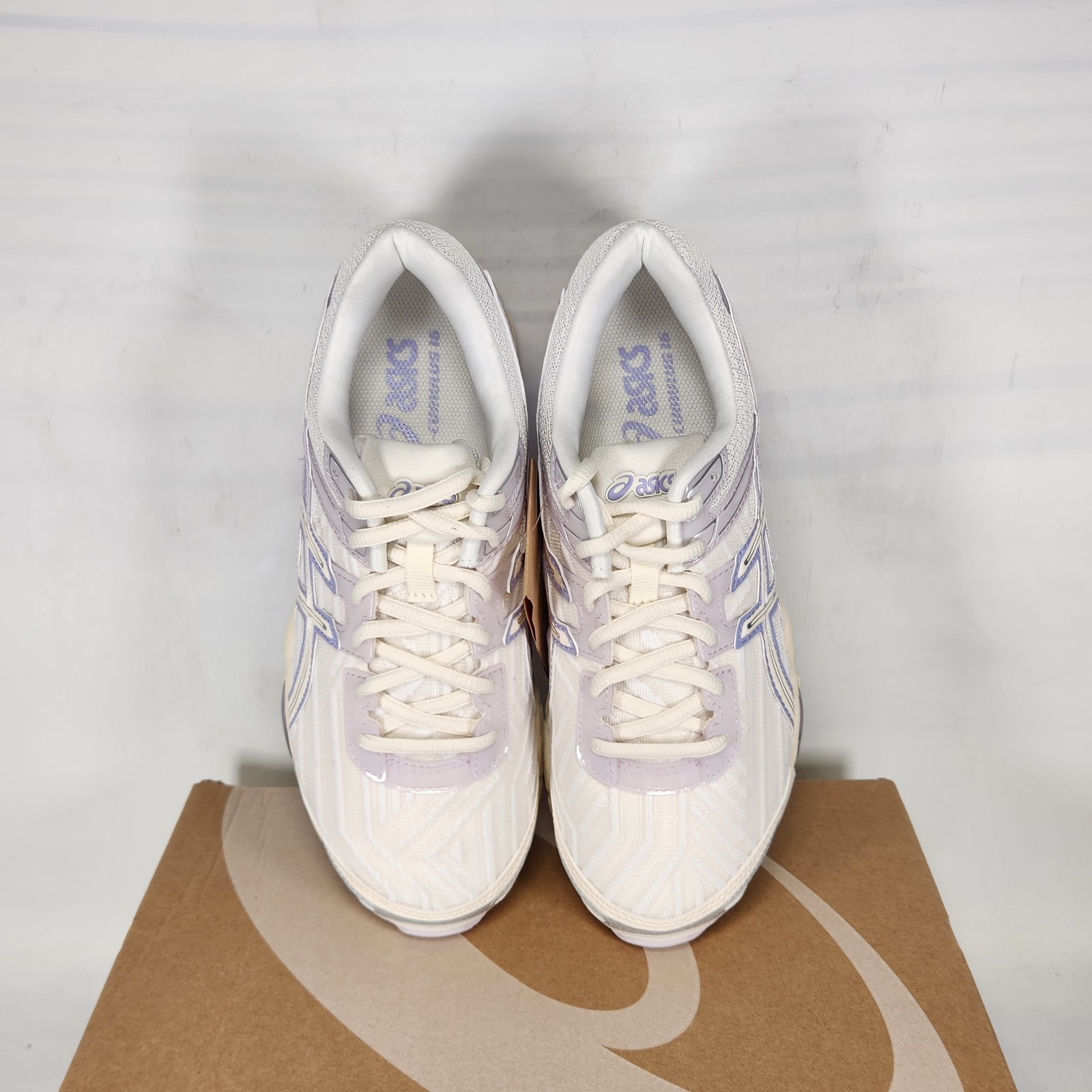 8 WOM – ASICS Gel-Cumulus 16 – White / Vapor Purple