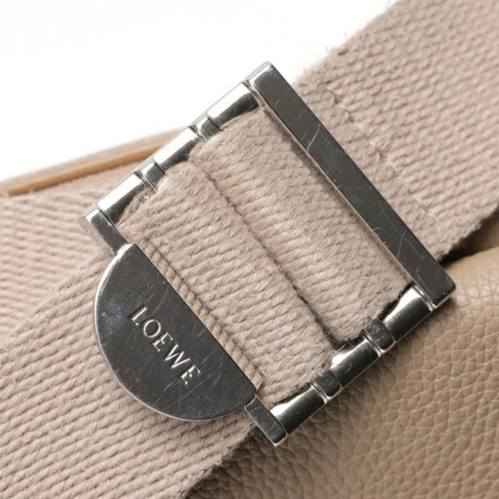 Loewe military-style shoulder bag, leather, beige. GZl1gnuu