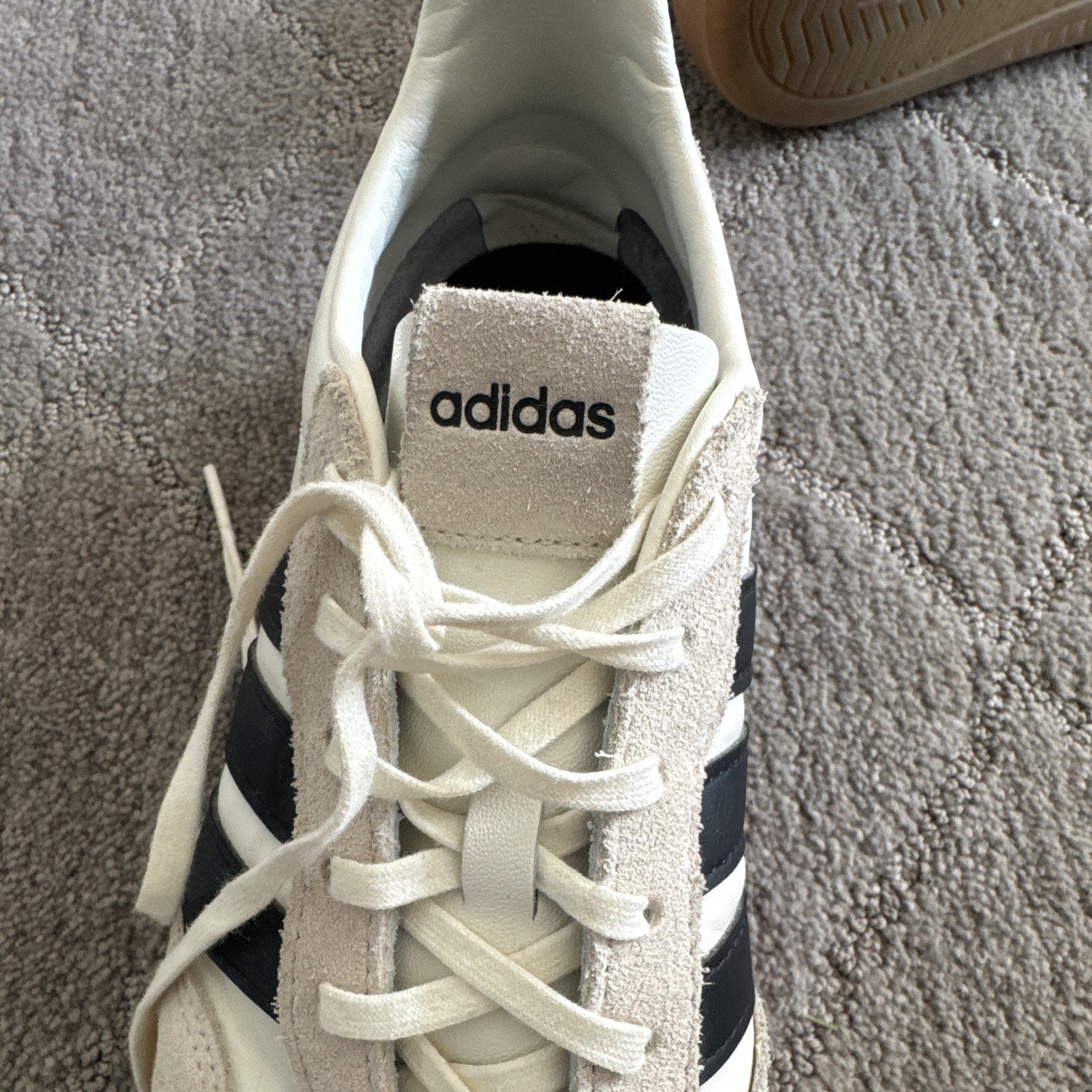 adidas Samba OG Men’s Low Top Lace-Up Sneaker White Black Gum Sole B75806