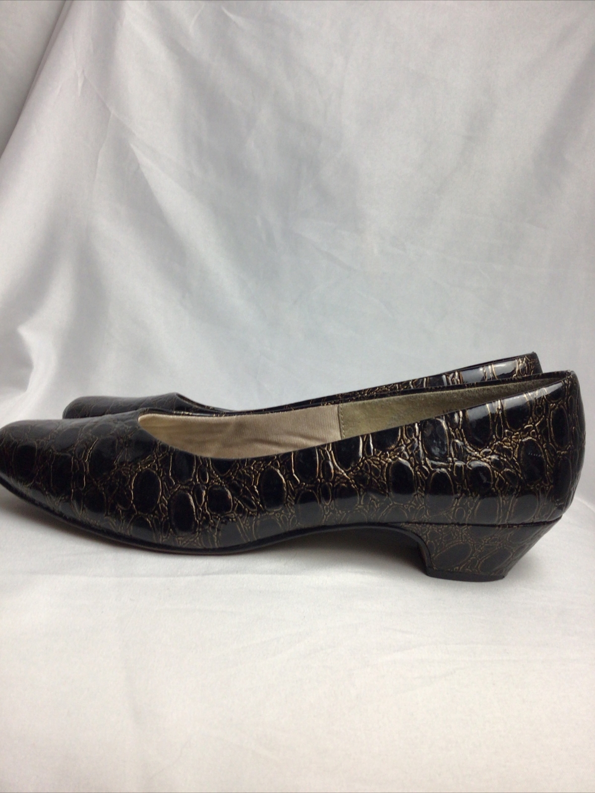 Soft Style Hush Puppies Gold Low Heel Shoes Patent Faux Leather Womens Size 9M