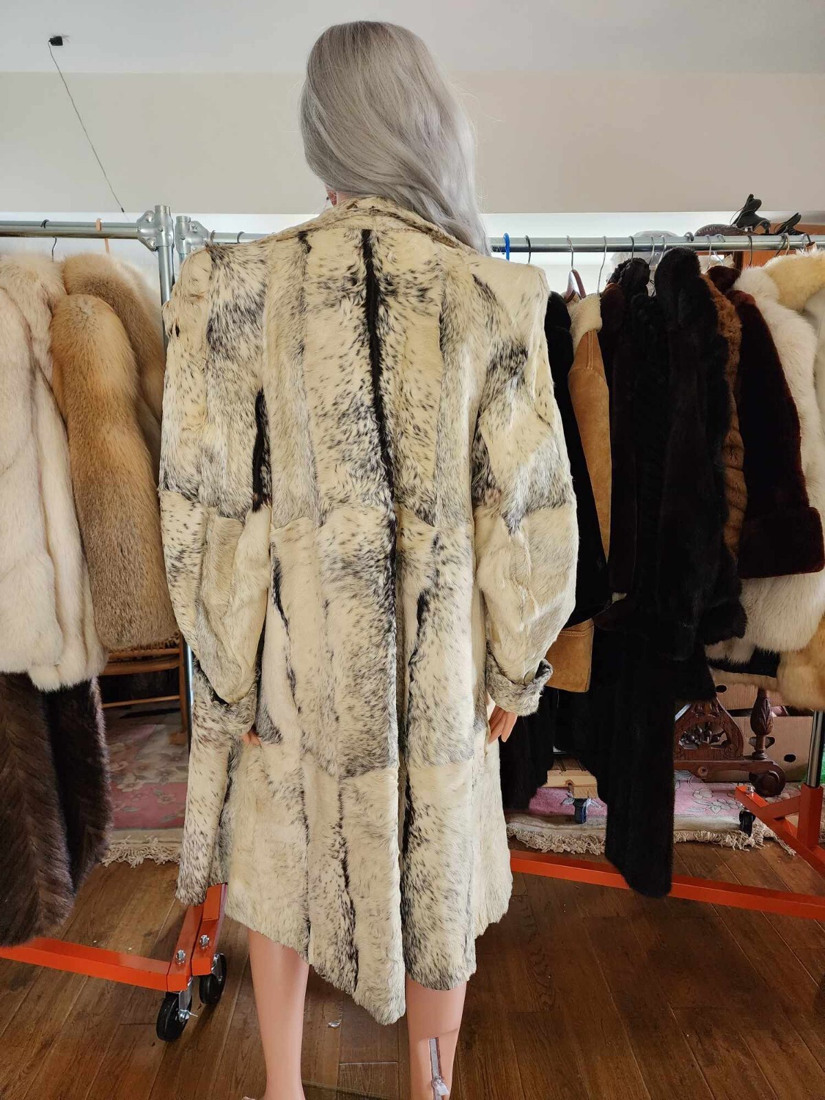 Fur Coat Full Length: Shoulder 18in, Length 41in, Sleeve 25in
