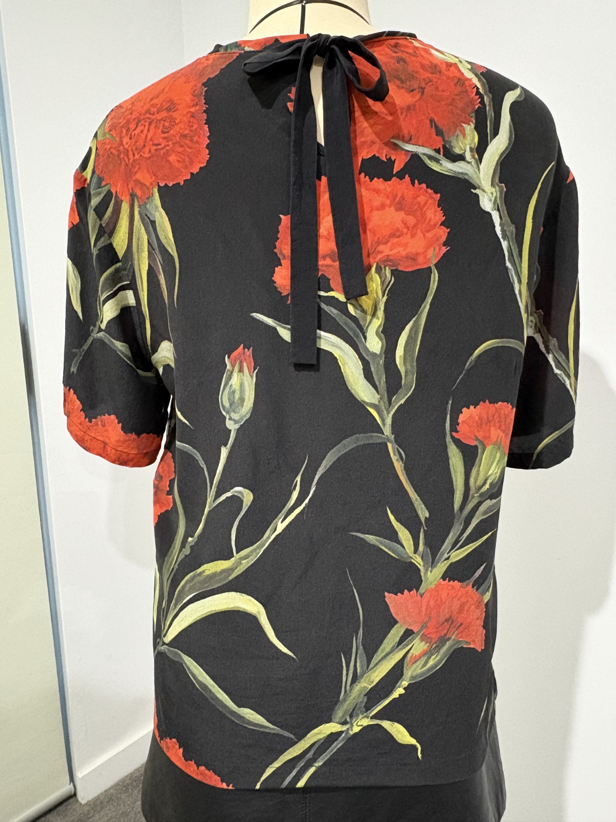 Dolce & Gabbana Carnation Print 100% Silk Tee Blouse – Made in Italy – Size 46