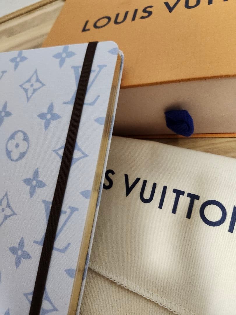Louis Vuitton Notebook 13cm(5in)x 21cm(8in) There is dirt on the box