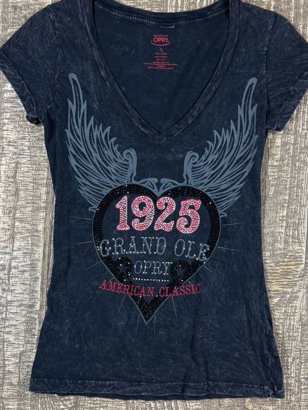Grand Ole Opry 1925 Winged Heart Graphic V-Neck Tee – Small