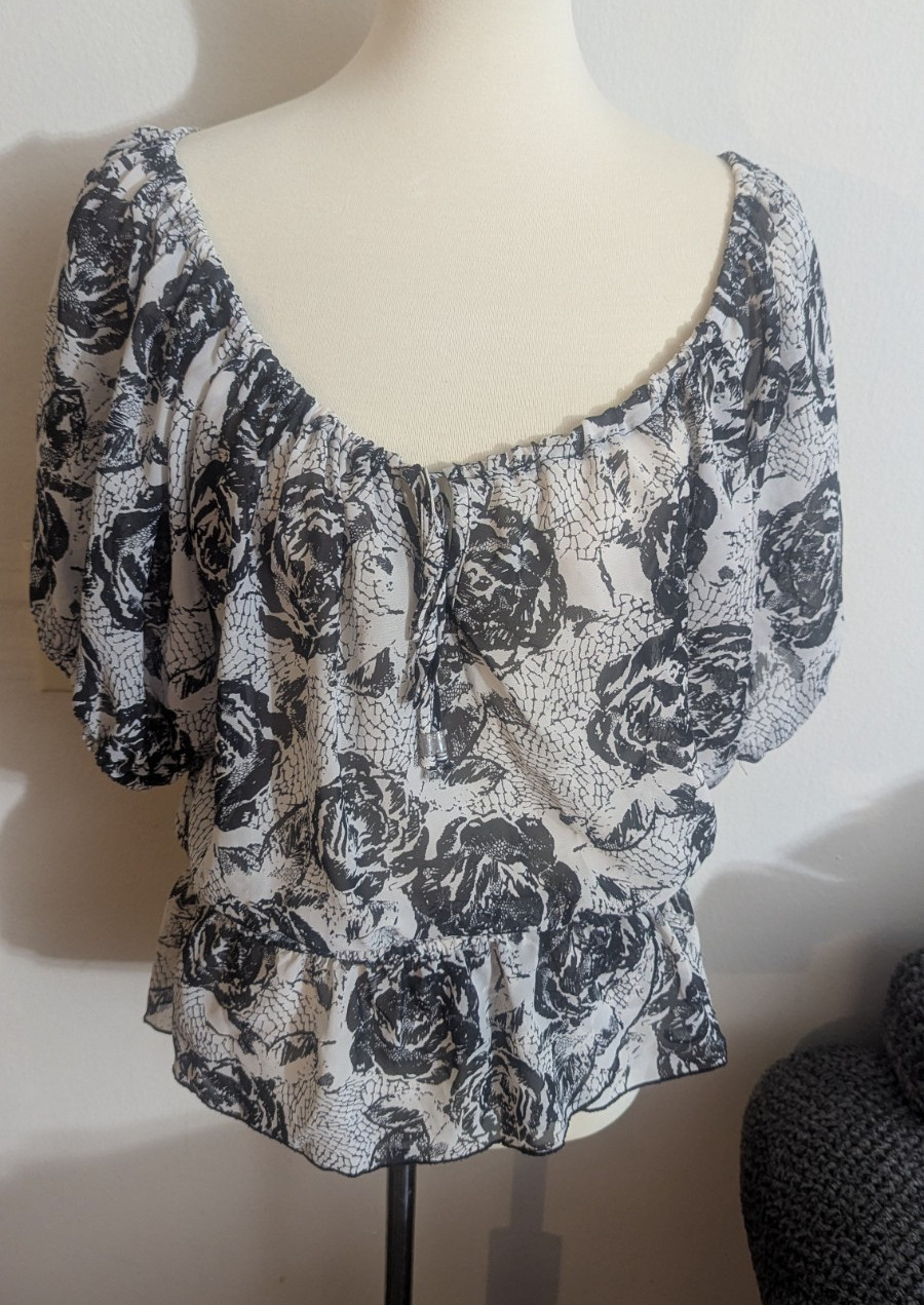 GUESS Women’s S Peasant Blouse Black White Floral Chiffon Scoop Neck Puff