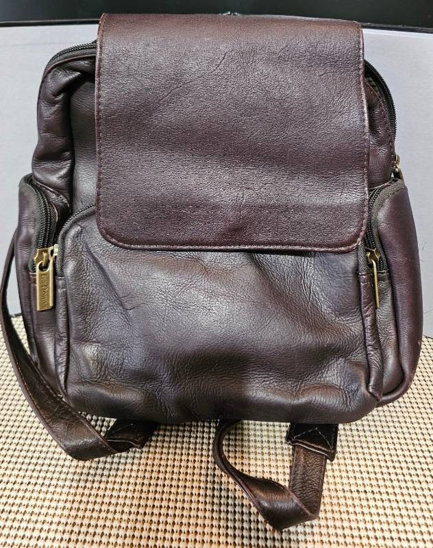 Le Donne Genuine Leather Backpack Bag Brown TR125. 5 Zip Pockets.