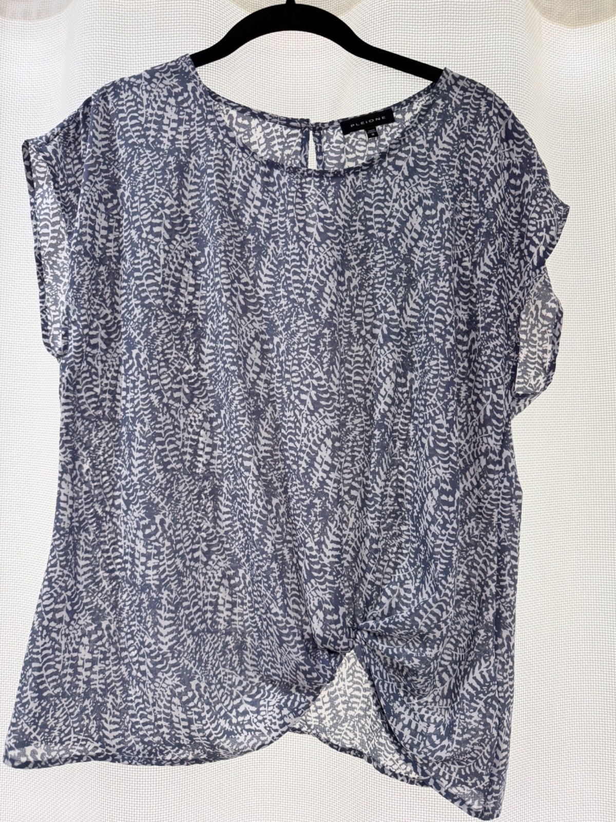 Pleione Women s Blue White Printed Twist Front Blouse Size Medium Short Sleeve
