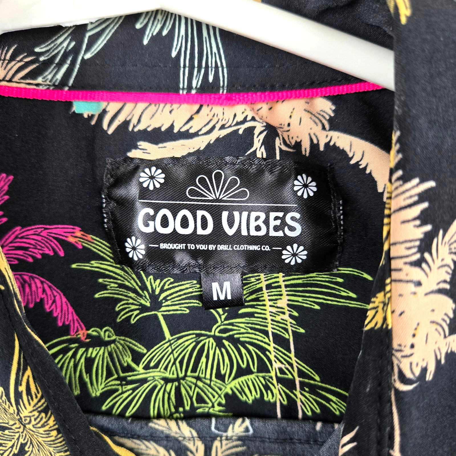 Good Vibes Mens Size Medium Poly/Spandex Blend Short Sleeve Hawaiian Button Up