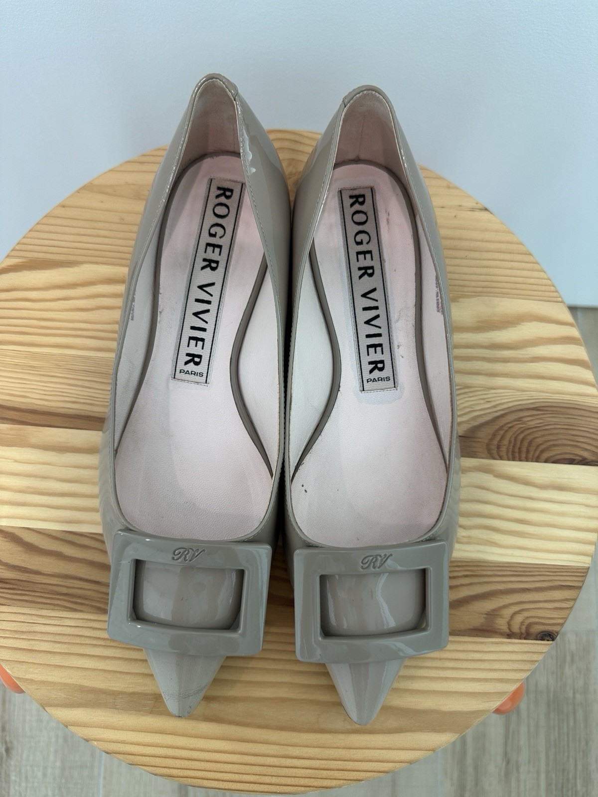 Roger Vivier Gommettine Leather Flats Beige 38 w/ Box, Dust Bag