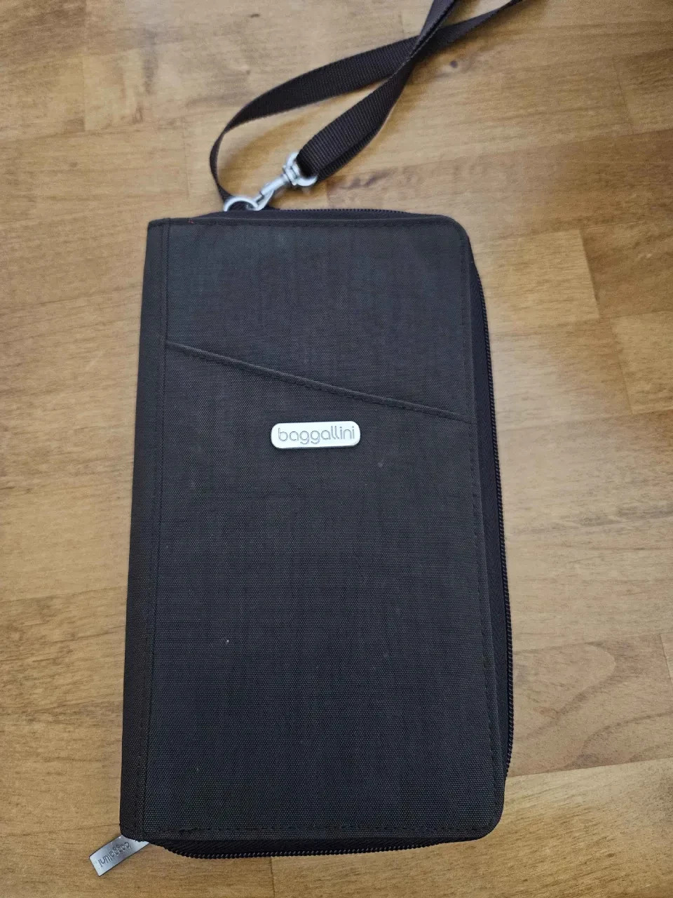 Excellent Condition Baggallini zip-around travel organizer wallet