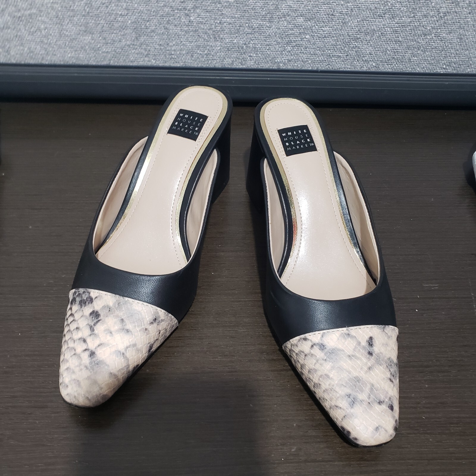 White House Black Market Black/Beige Snake pattern Leather Cap Toe Mules 6,5M