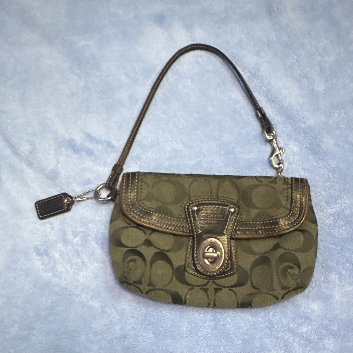 Coach Signature Logo Green Turnlock Wristlet Pouch w/ Strap Lined Silver