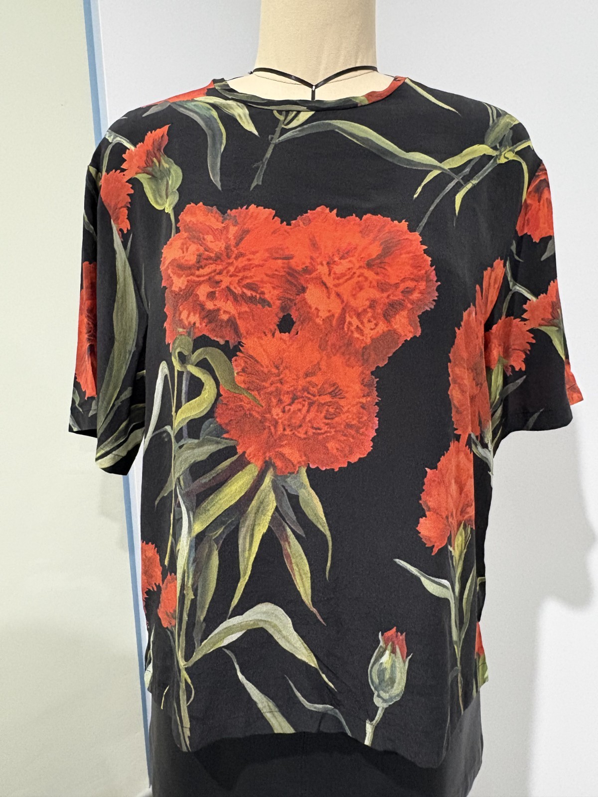 Dolce & Gabbana Carnation Print 100% Silk Tee Blouse – Made in Italy – Size 46