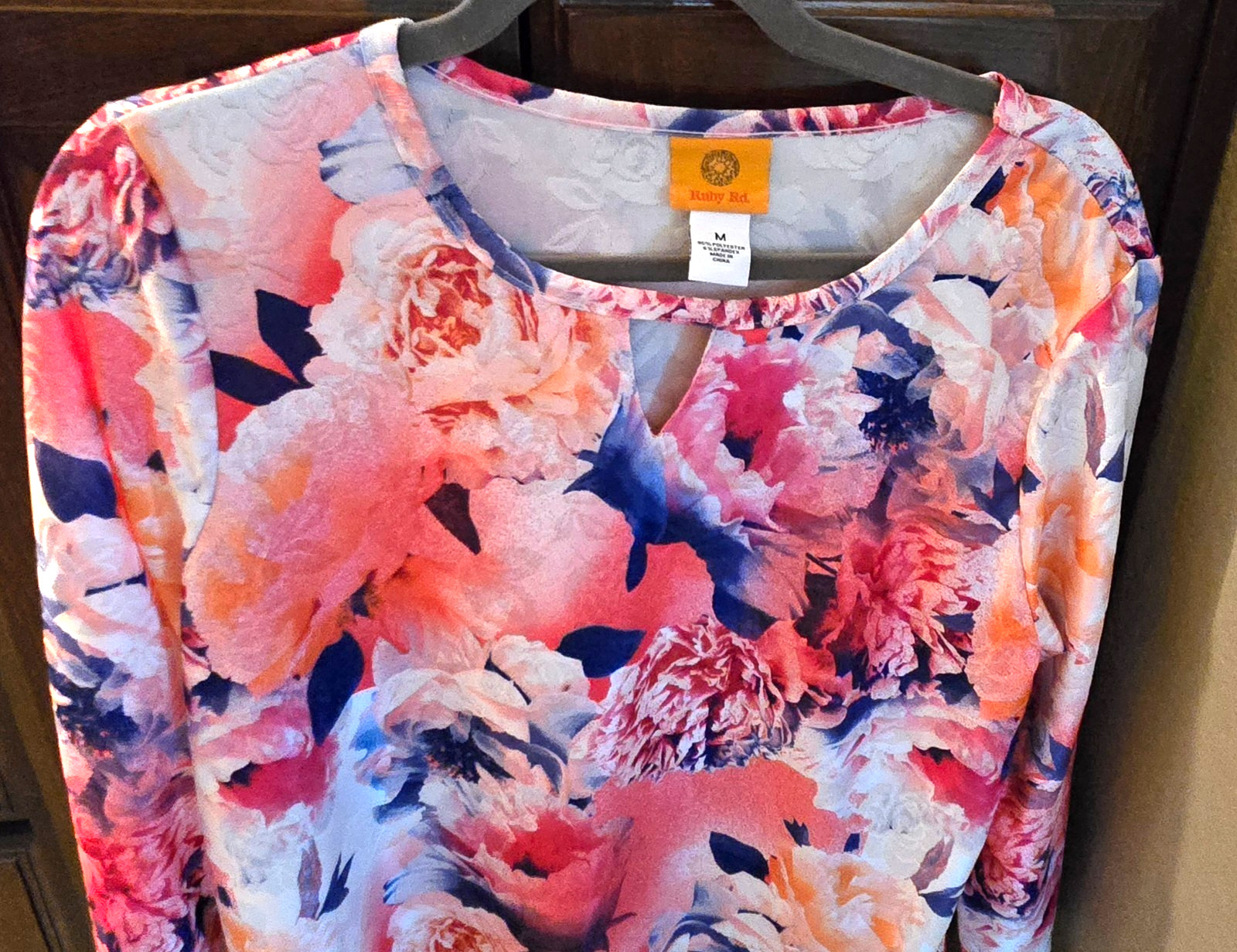 EUC – RUBY RD (M) Colorful Floral Top – Polyester/Spandex 3/4 Sleeve Keyhole