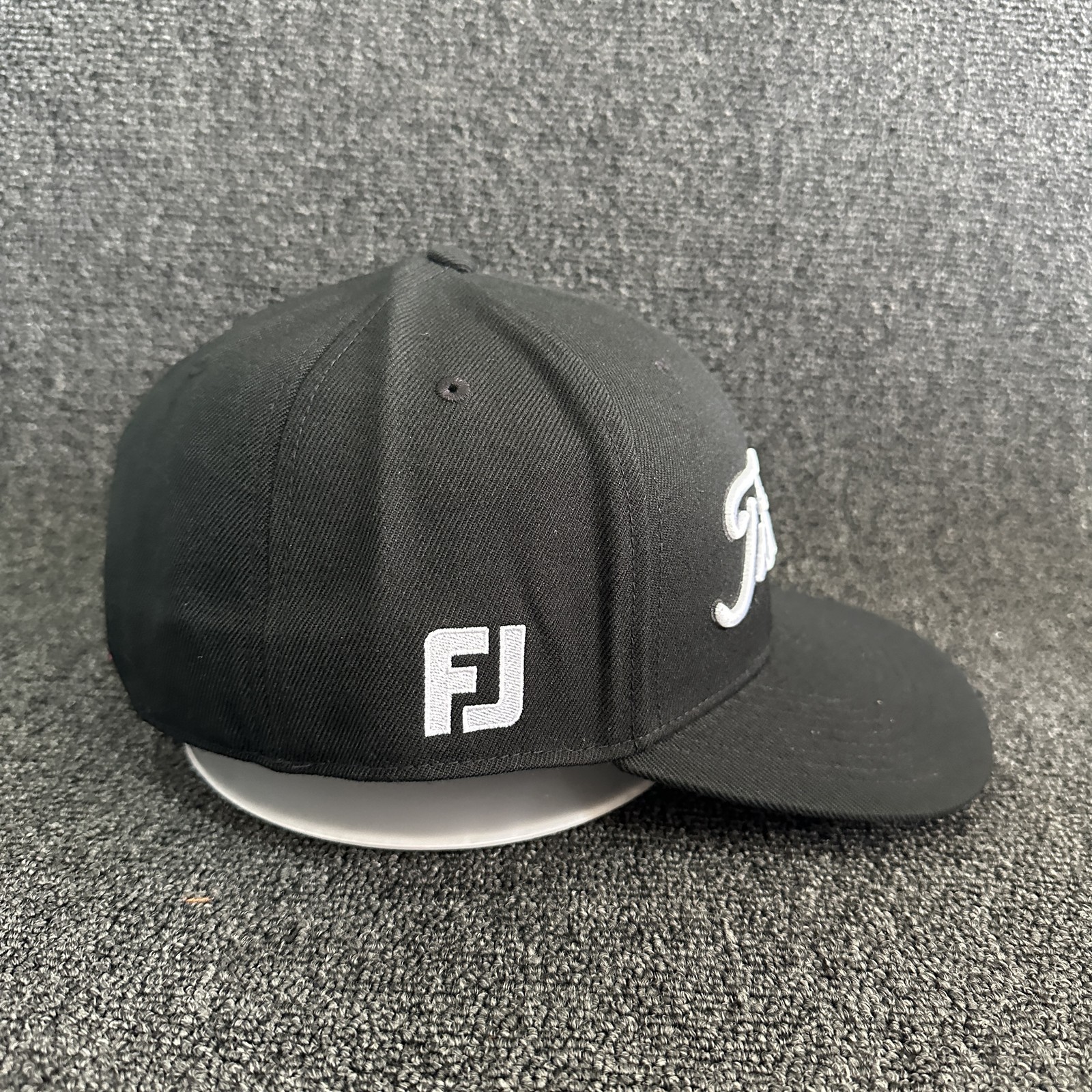 Titleist PRO V1 Fitted Golf Cap Black Curved Brim Hat Size 7 5/8（61cm）