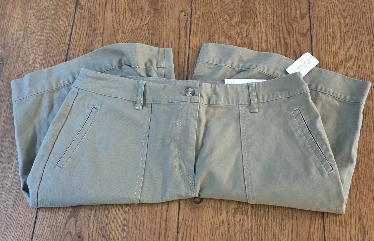 Christopher & Banks Women’s GreenShorts Relaxed High-Rise 10in Pockets Stretch