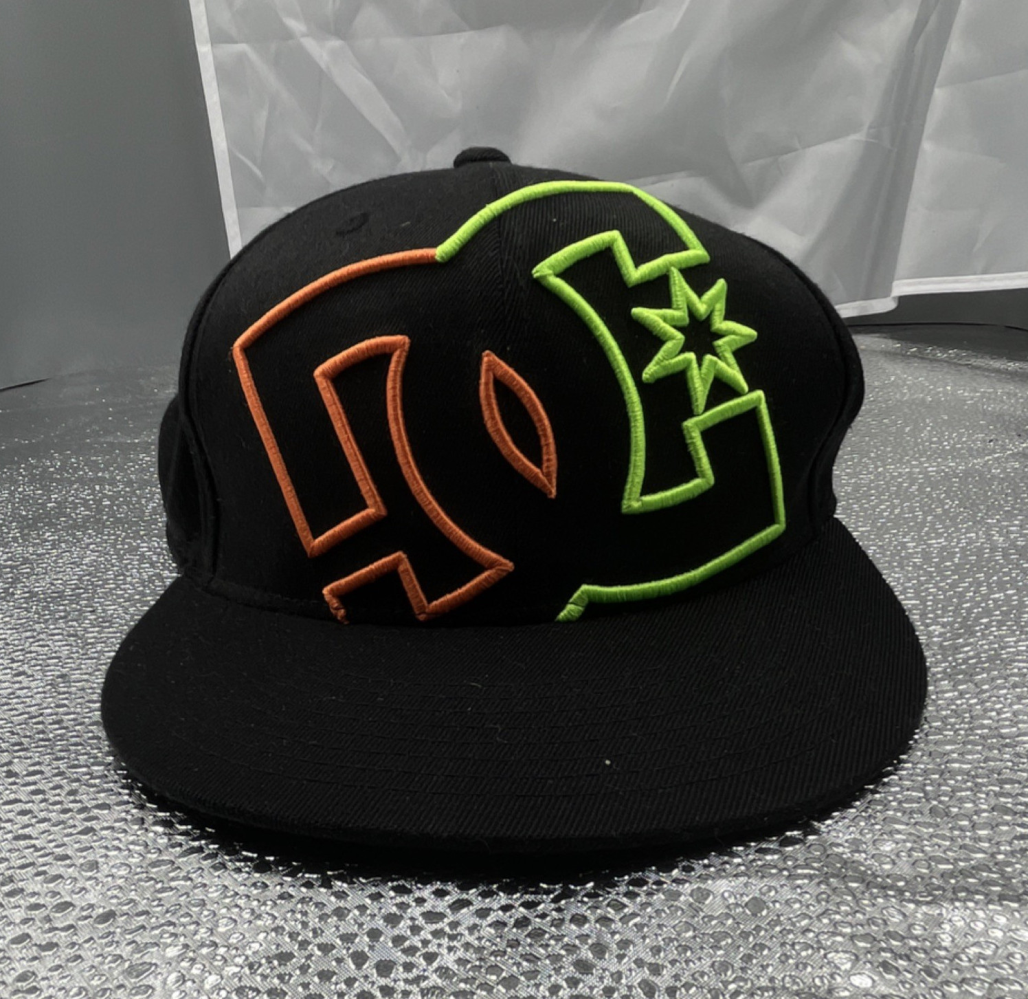 DC Shoes Men’s Black Fitted Logo Baseball Cap Hat Size 7 1/4-7 5/8