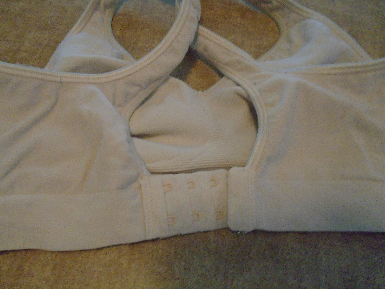 Kohl’s Bra Size M Beige 95% Nylon 5% Spandex 2 Hook Closure