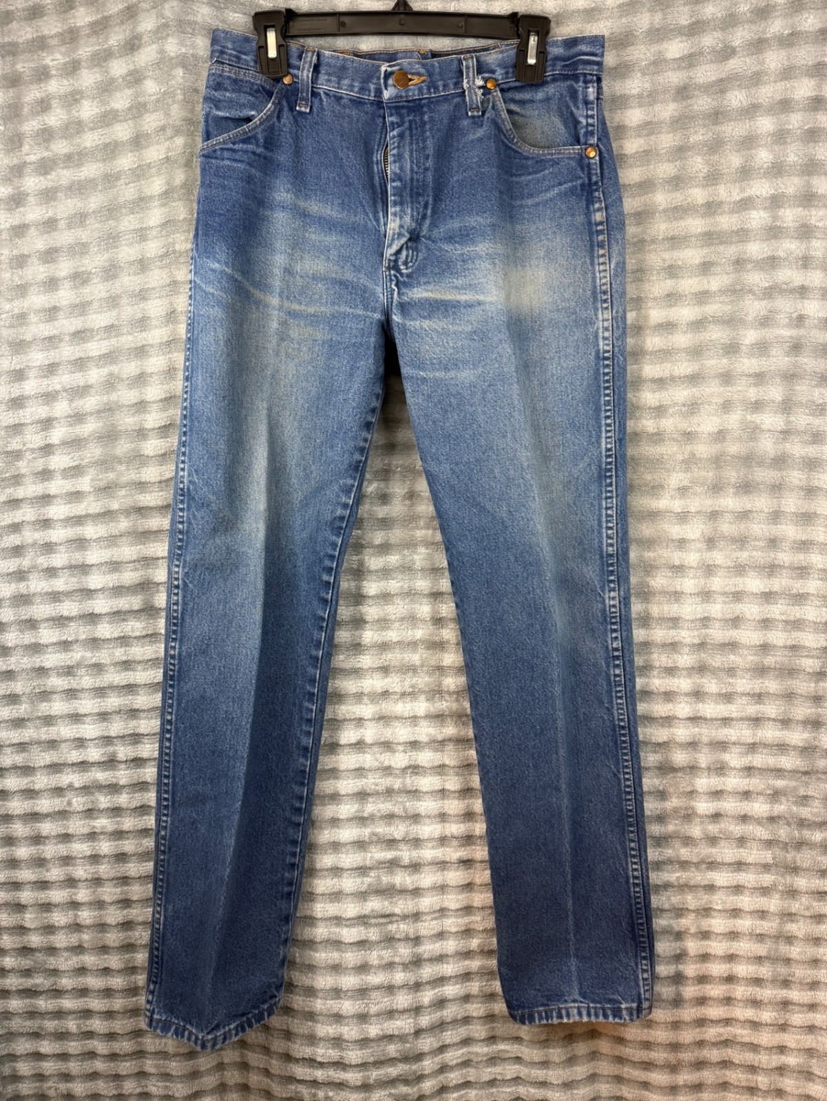 Wrangler Jeans Mens 32×34 Straight Leg Medium Blue Faded Distressed 5 Pocket