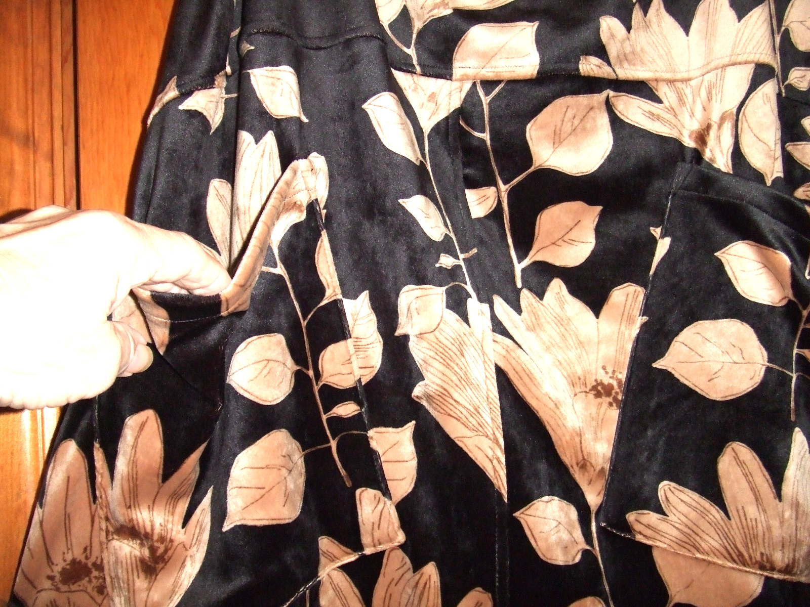 ALEMBIKA floral print velour barrel midi skirt w/elastic waist. Size 5-XL.