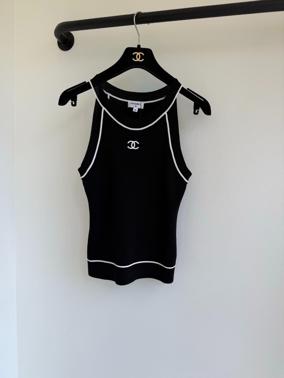 NWT 26 CHANEL WHITE BLACK RIB KNIT CC SLEEVELESS TANK TOP SHIRT 36