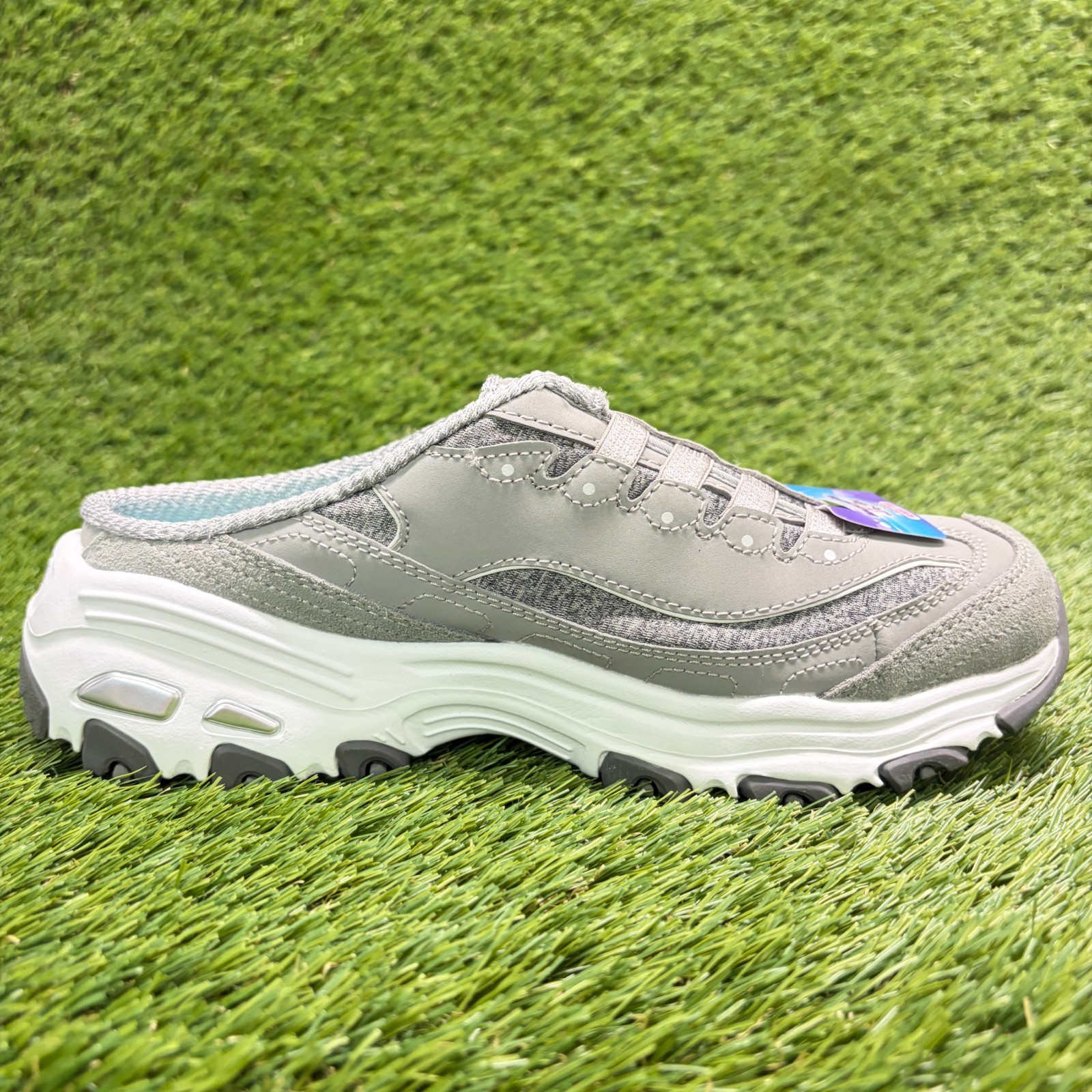 Skechers D’Lites Resilient Womens Size 7 Gray White Athletic Slip On Mule Shoes