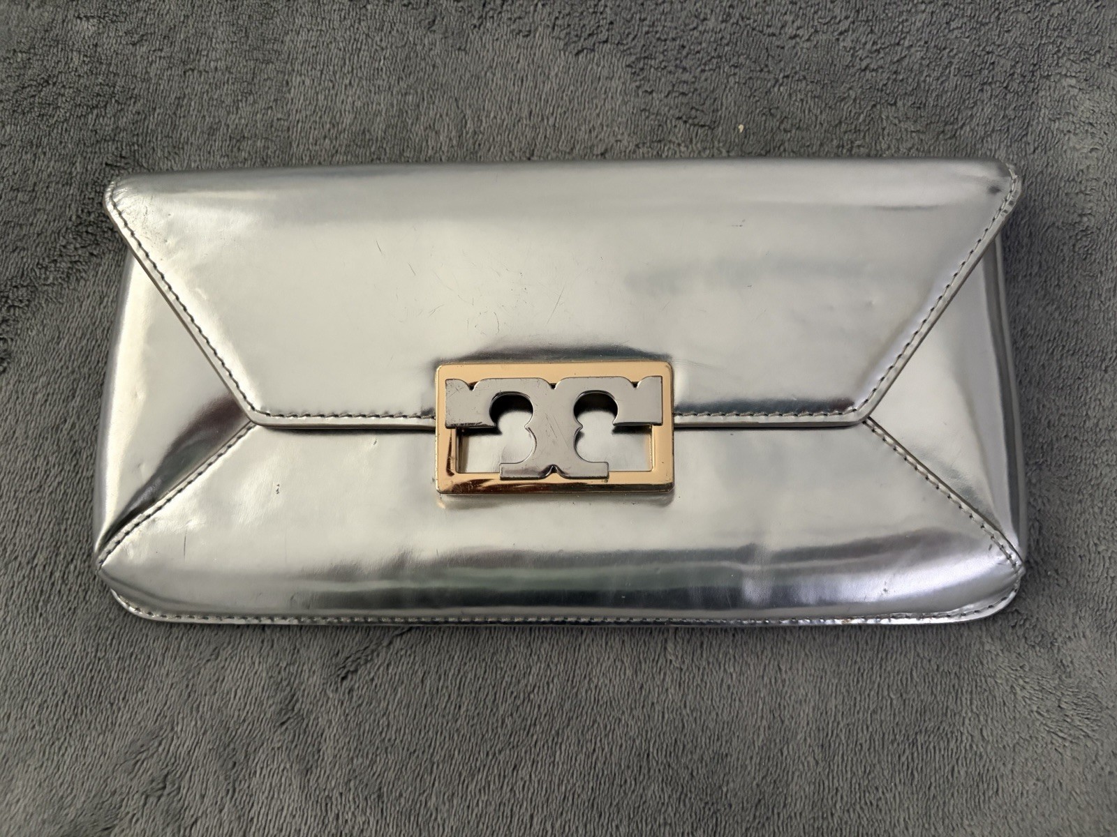 TORY BURCH METALLIC SILVER LEATHER GILDED “T” LOGO GIGI CLUTCH 10.25×5.25×3/4