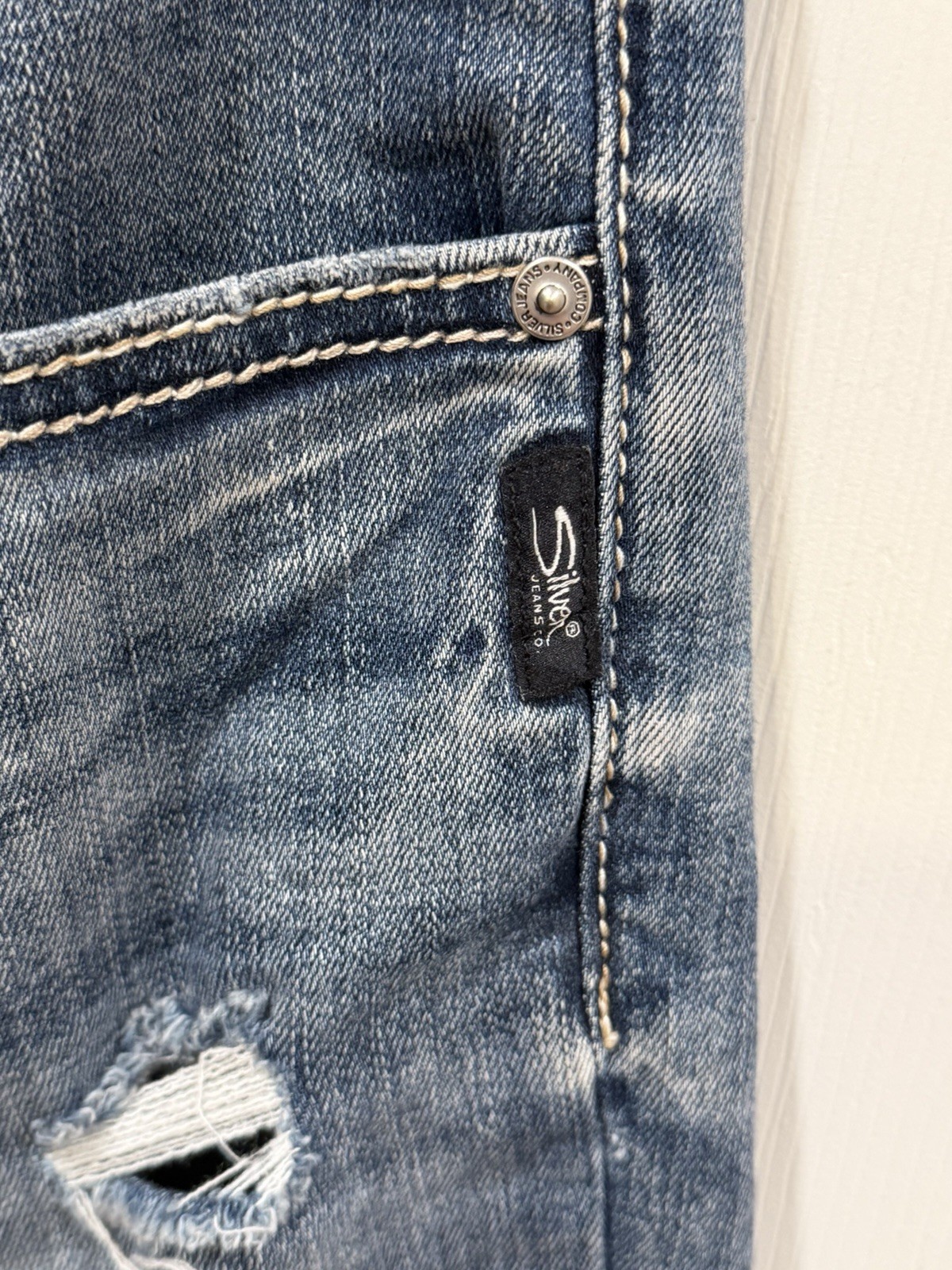Silver Jeans Co. Suki Curvy Mid Rise Blue Medium Wash Distressed Capri Jeans