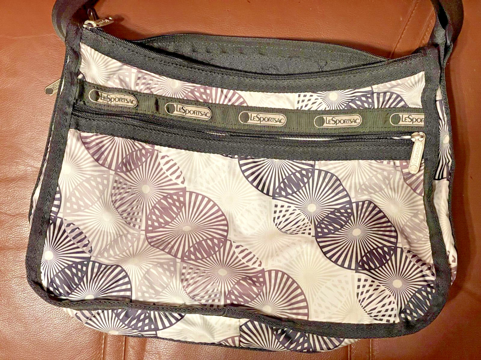 lesportsac medium weekender gym bag 11-17-7.9in white black used