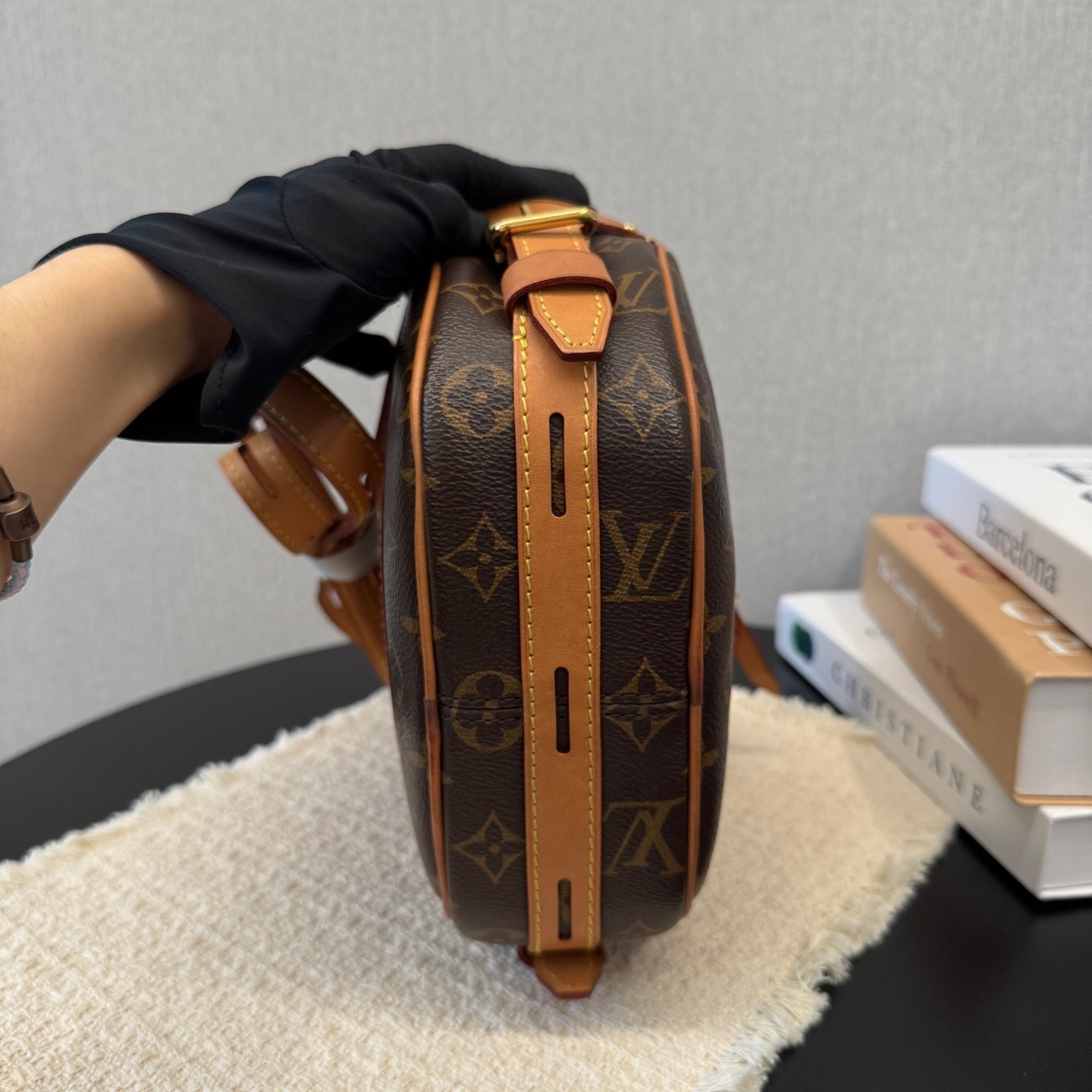Louis Vuitton Pre-Owned Authentic Round Crossbody Bag 20*8*22.5cm