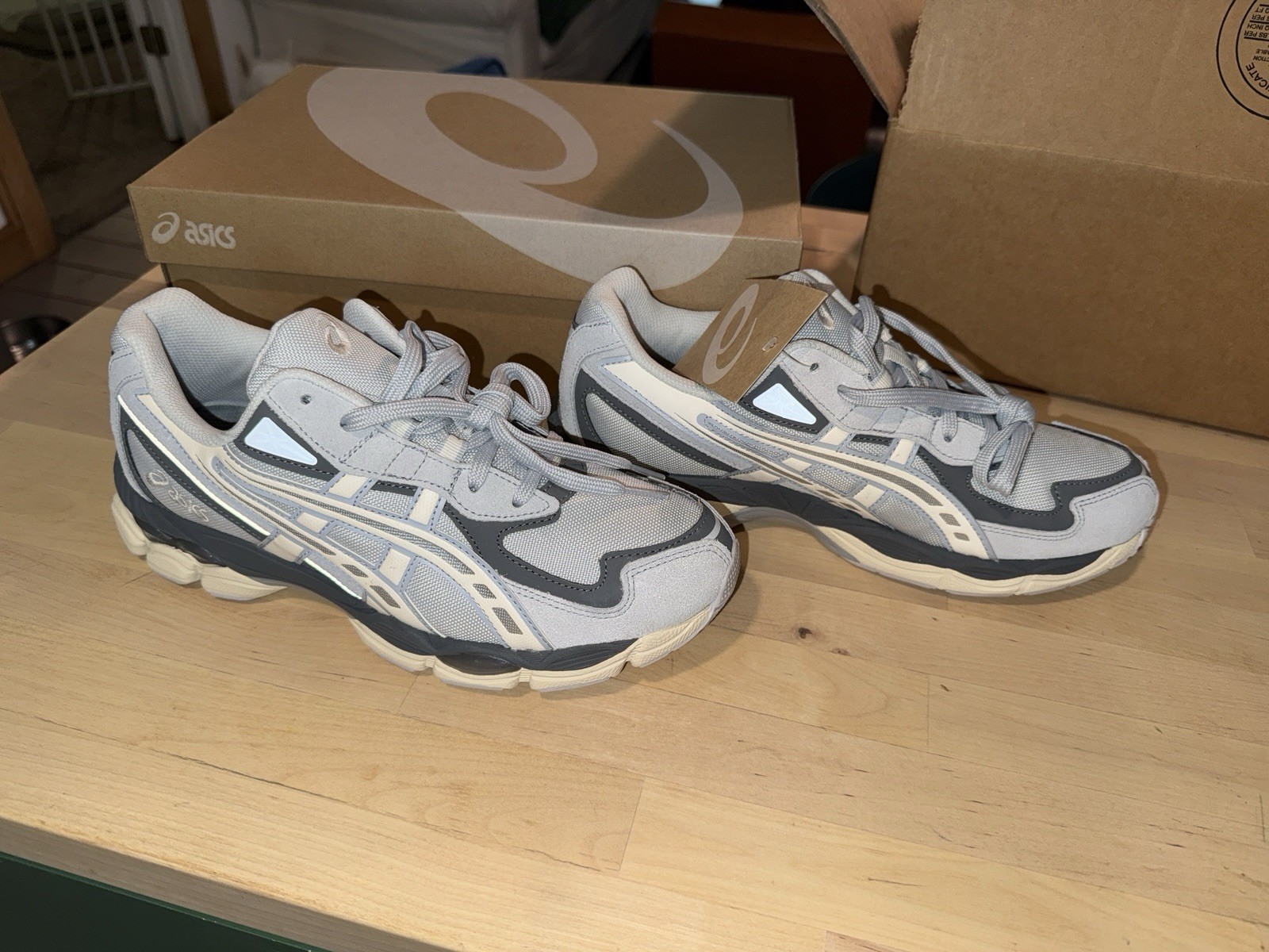 ASICS GEL NYC 2055 Men’s Gray/Cream Low Top Lace-Up Sneakers New w/ Box