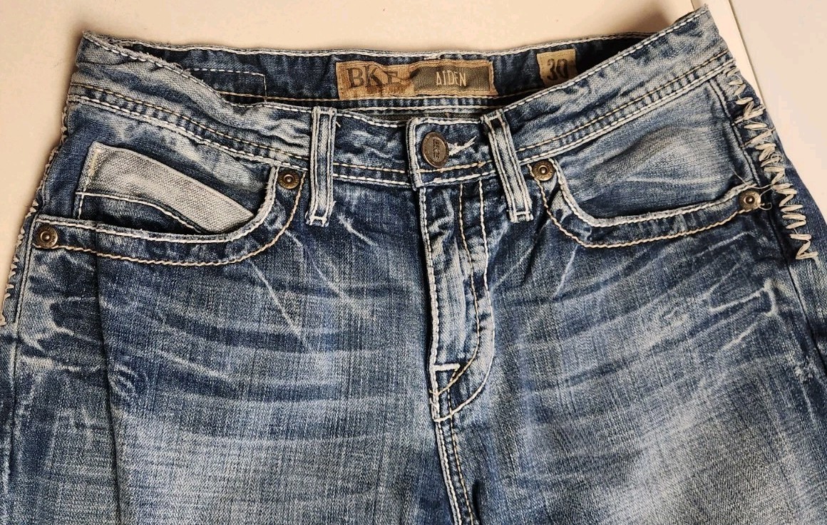BKE Aiden Bootcut Jeans 30×31 Light Wash Thick Stitch Flap Pockets Denim Buckle