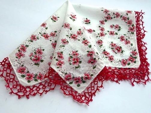 VINTAGE HANKY FLORAL PRINT PINKS HAND TATTED EDGING EXCELLENT CONDITION