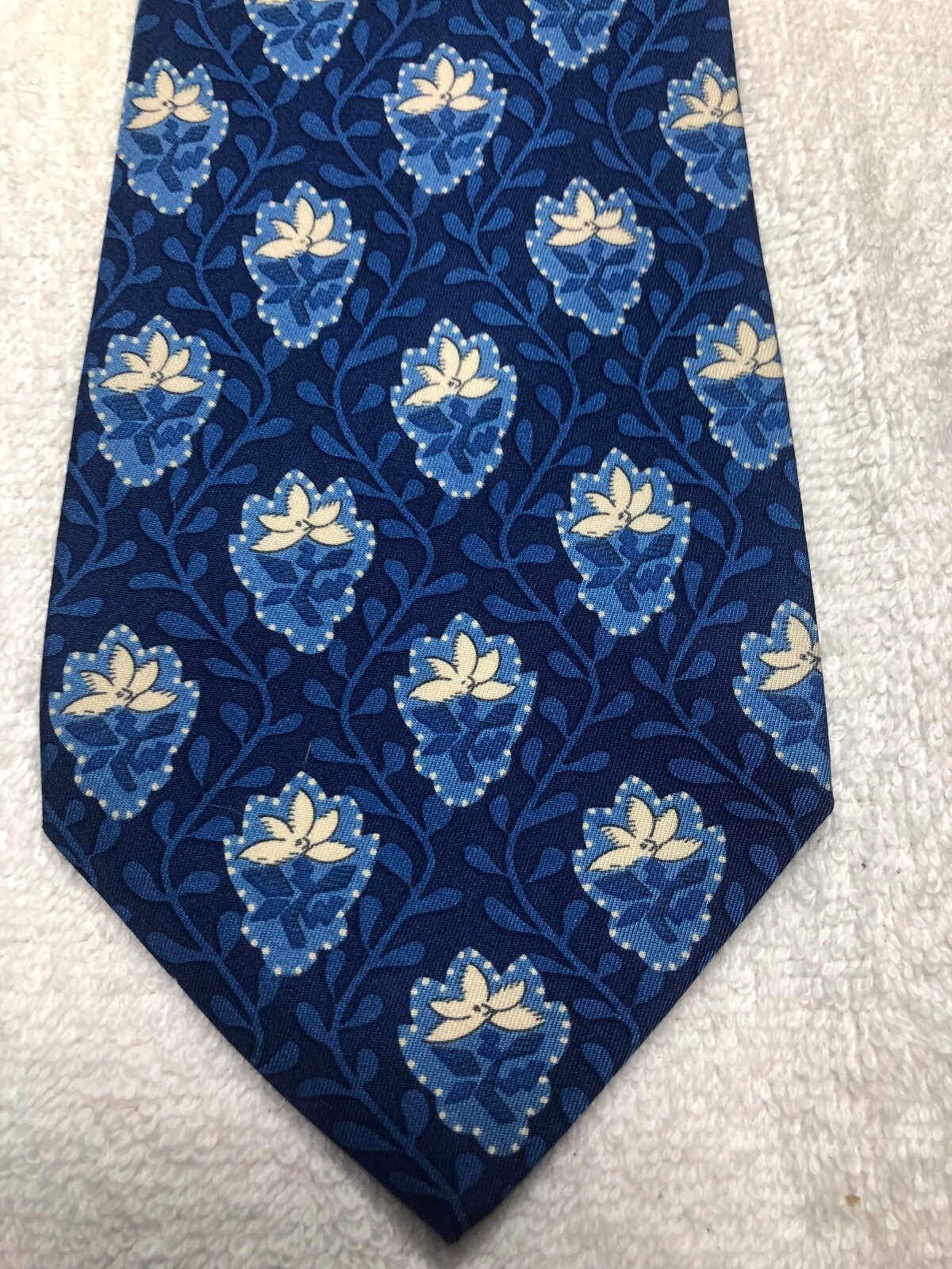 BANANA REPUBLIC MENS TIE SHADES OF BLUE WITH YELLOW 4 X 58