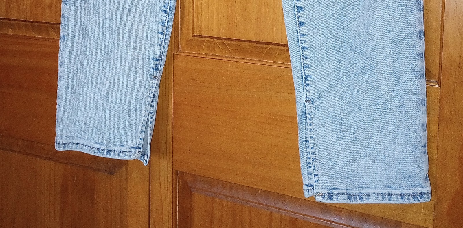 Gap Denim “Vintage” Look Jeans 5″ Ankle Slit Womens 31″ waist, 12″ rise, Lt Wash
