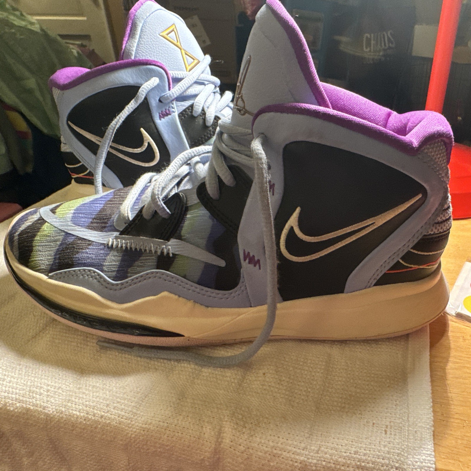 Nike Kyrie Irving Men’s Mid Top Basketball Sneakers Purple/Gray Camo DD0334-400