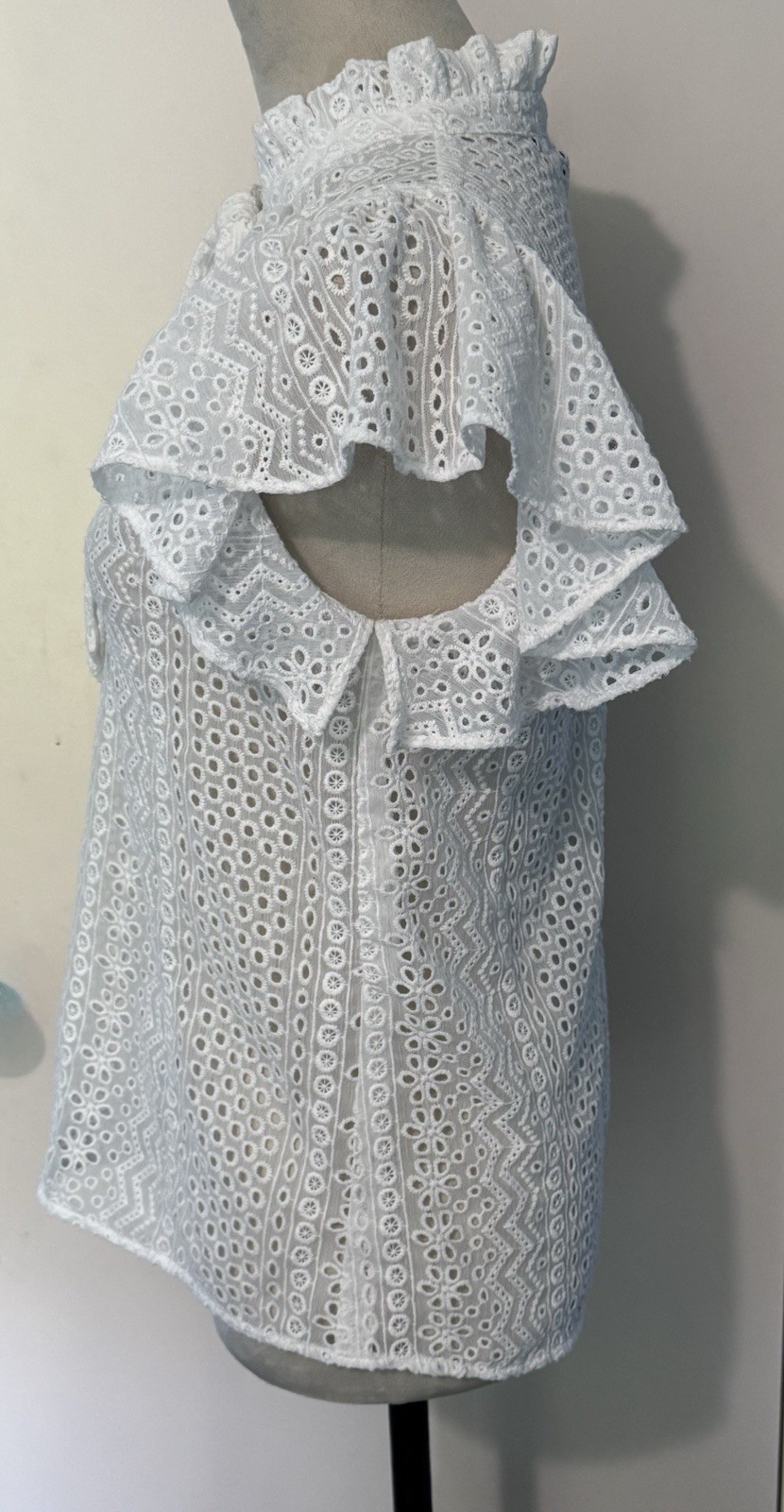 BCBGMAXAZRIA White Lace High Neck Tie Ruffle Flutter Short Sleeve Blouse XS