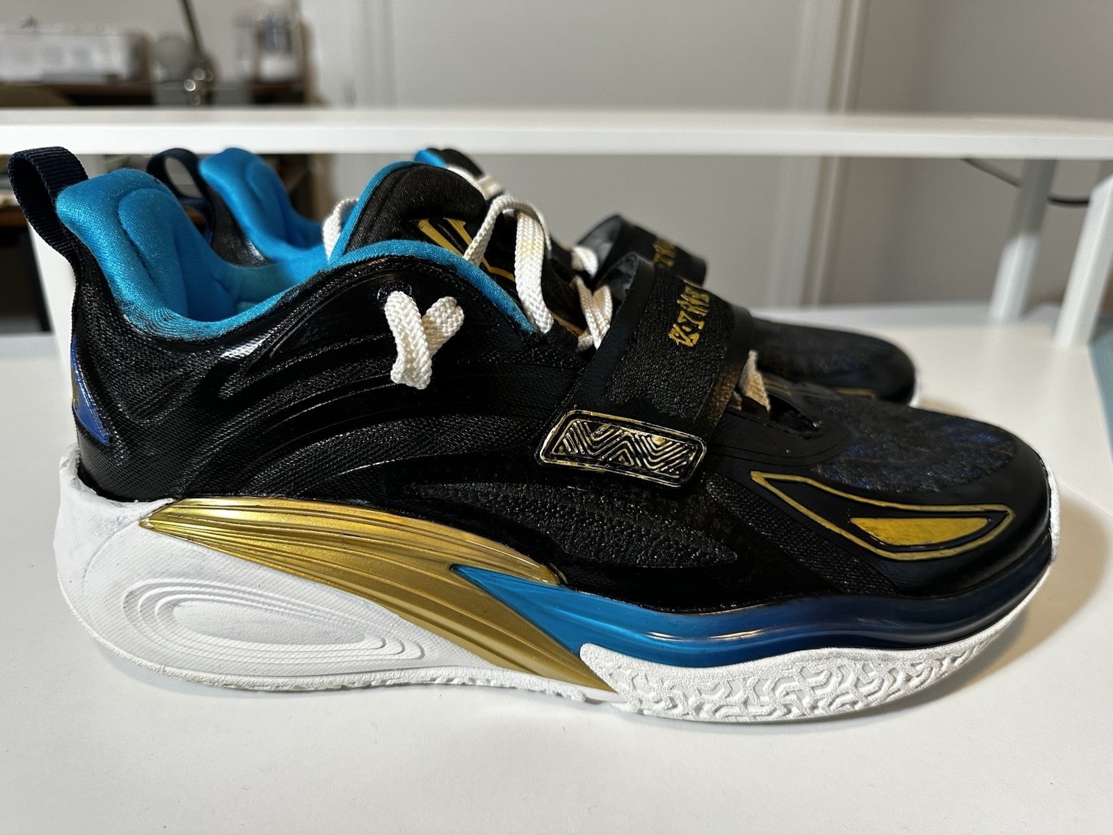 Anta Kai 1 Hook & Loop Strap Black/Blue/Gold