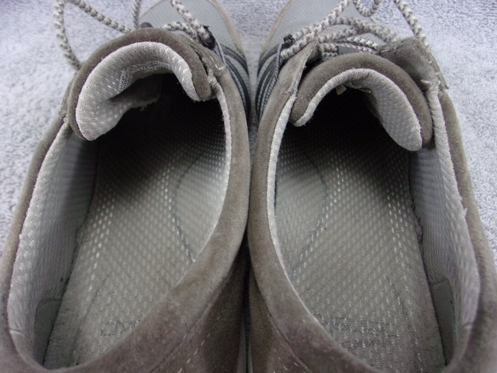 Dansko women’s tan and gray suede synthetic mesh bungee running sneakers US9.5