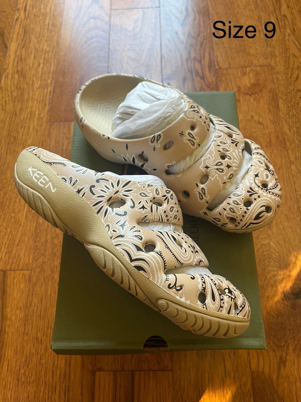 KEEN Yogui Arts Women’s Size 9 Brand New H&S Sand Color Slip On