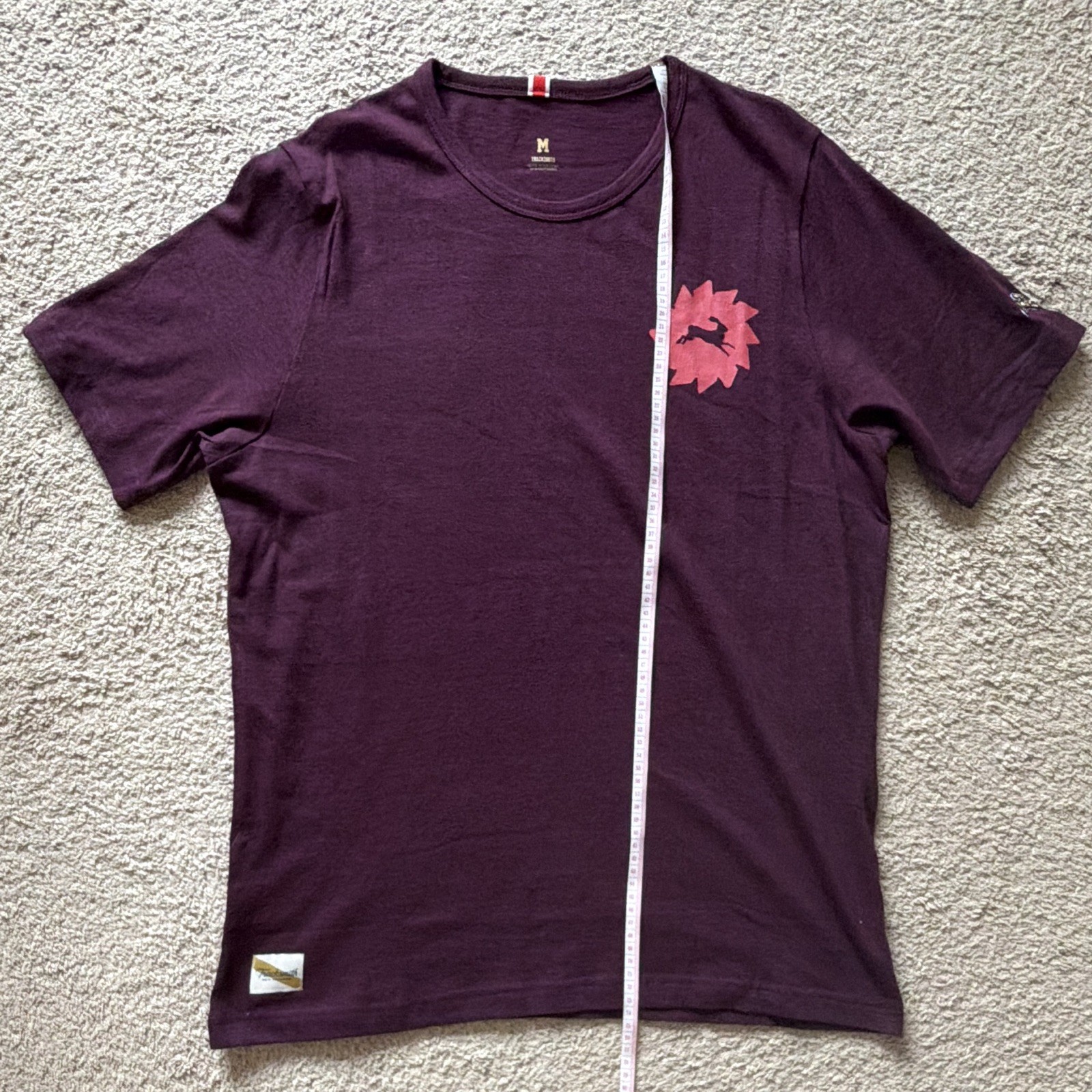 Tracksmith MEN – TRACKHOUSE TEE – LONDON × 1 Wine/Red / M / Tops