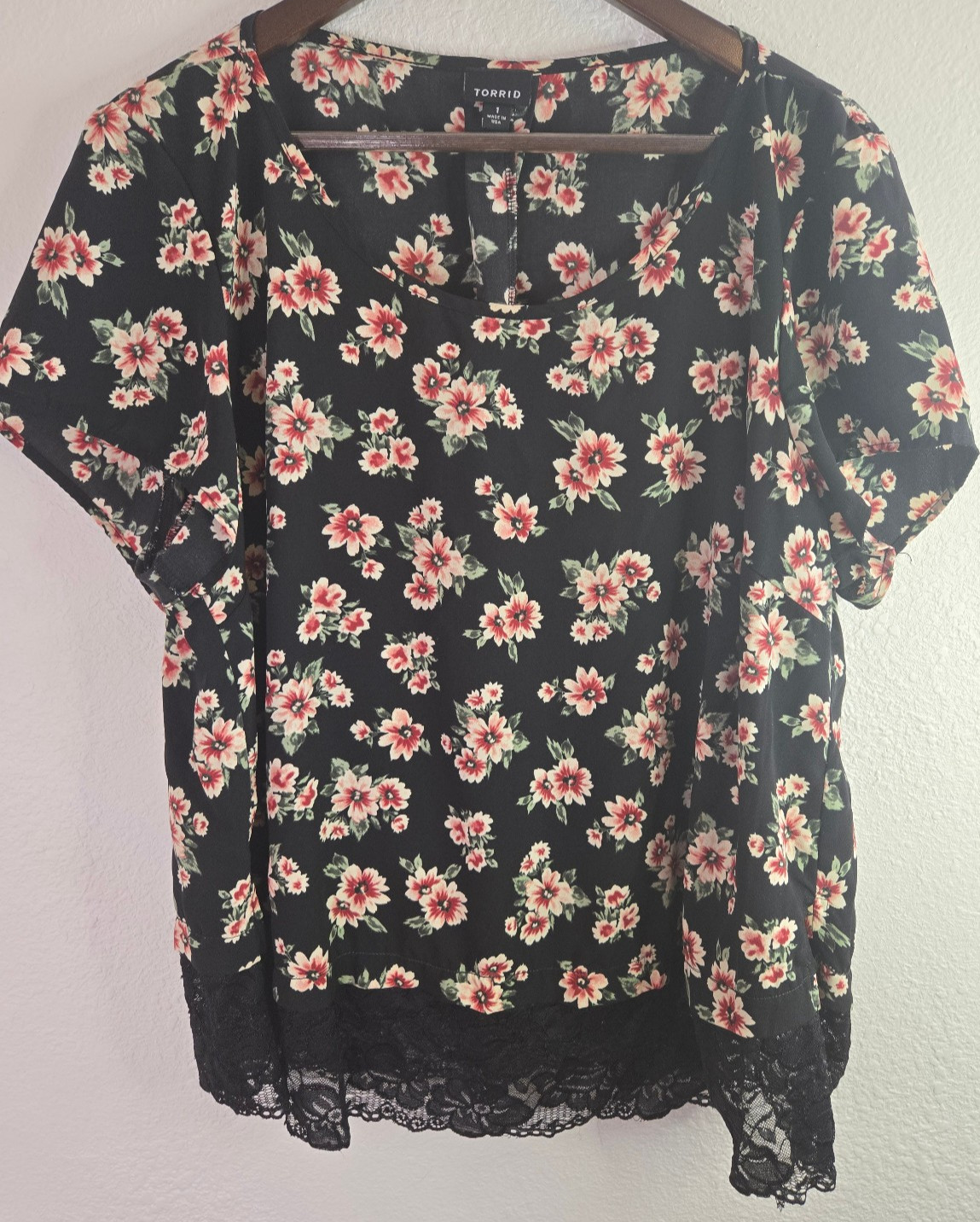 Torrid Womens Size 1 (14-16) Black Floral Short Sleeve Lace Trimmed Blouse